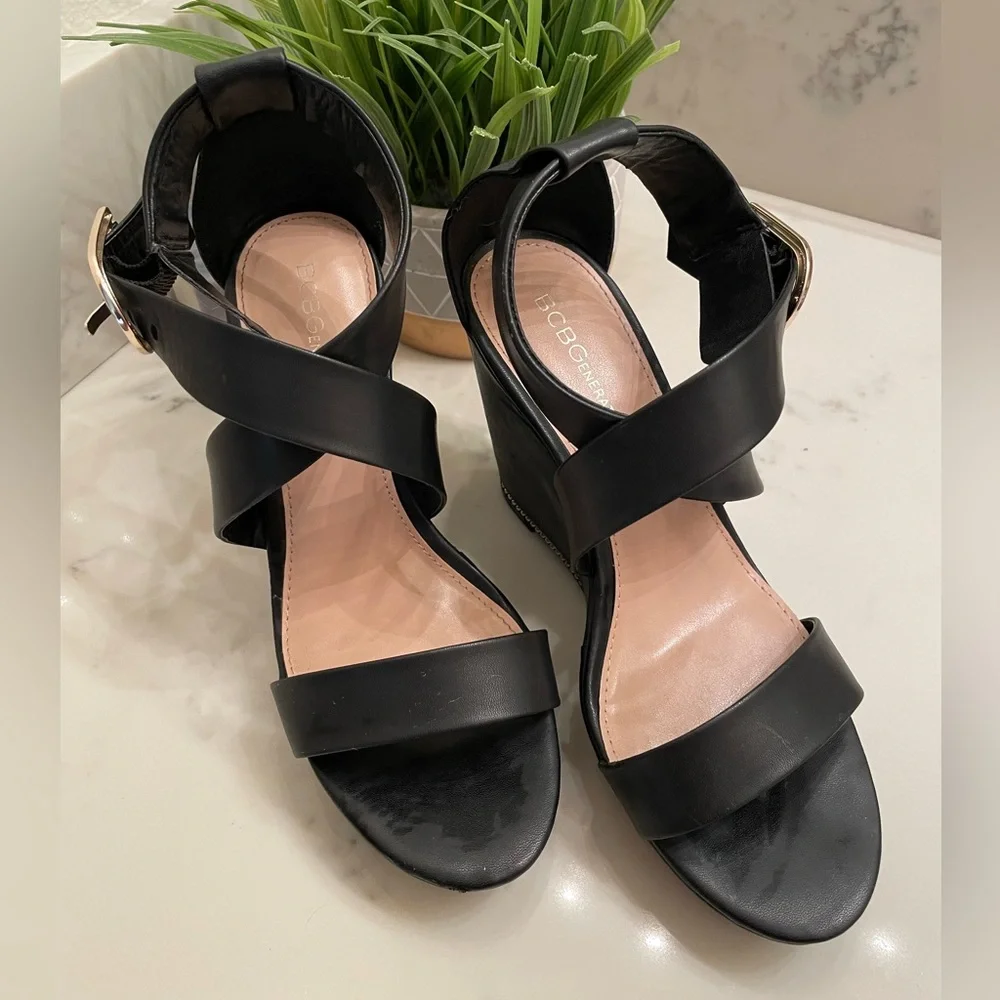 BCBGeneration Jae Black Platform Strappy Wedge Gold Buckle & Chain Detail - Picture 4 of 12